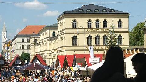 Am Odeonsplatz drängten sich die Leute vor den Buden der Handwerker.