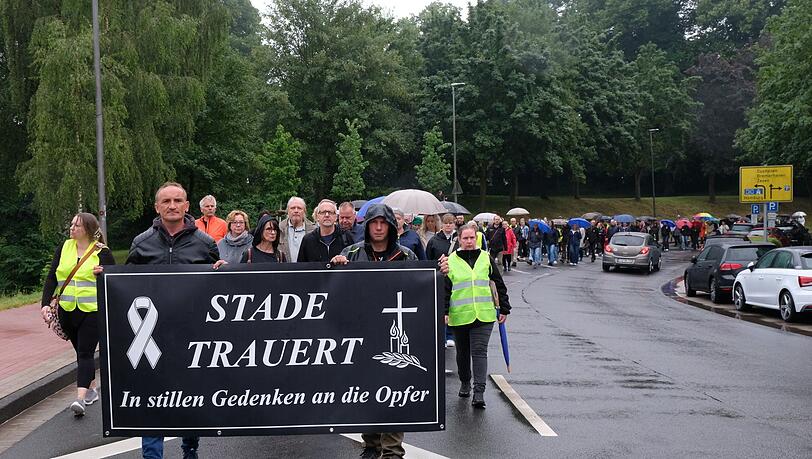 In Stade nahmen viele Menschen an einem Trauermarsch teil, um der Opfer in der Jugendhilfeeinrichtung zu gedenken. In Stade nahmen viele Menschen an einem Trauermarsch teil, um der Opfer in der Jugendhilfeeinrichtung zu gedenken.