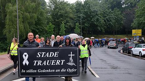 In Stade nahmen viele Menschen an einem Trauermarsch teil, um der Opfer in der Jugendhilfeeinrichtung zu gedenken.