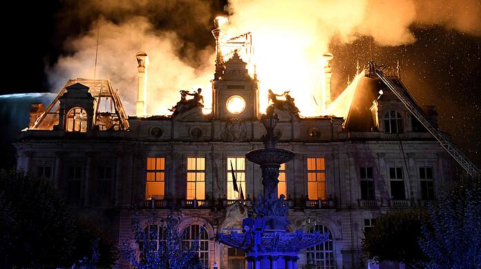 Nach der verheerenden Brandstiftung im Rathaus von Limoges hat die Polizei einen Verd&auml;chtigen gefasst (Archivbild).