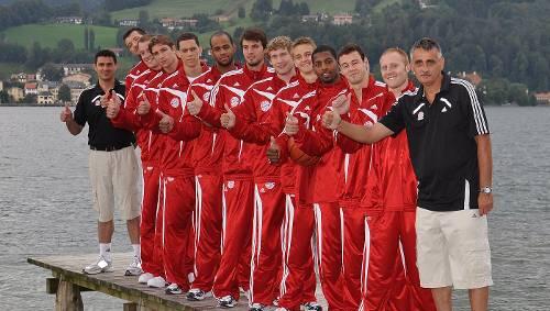 Entspannt am Tegernsee nach harten Einheiten im Trainingslager – die Bayern-Basketballer (v.l.): Assistenz-Coach Mauro Parra, Robert Maras, Moritz Wohlers, Markus Hübner, Sebastian Greene, Jabril Banks, David Rotim, Claus Weiß, Oliver Heptner, Kenny Barker, Chris Hoffmann, Josh Mueller und Cheftrainer Georg Kämpf. Entspannt am Tegernsee nach harten Einheiten im Trainingslager – die Bayern-Basketballer (v.l.): Assistenz-Coach Mauro Parra, Robert Maras, Moritz Wohlers, Markus Hübner, Sebastian Greene, Jabril Banks, David Rotim, Claus Weiß, Oliver Heptner, Kenny Barker, Chris Hoffmann, Josh Mueller und Cheftrainer Georg Kämpf.
