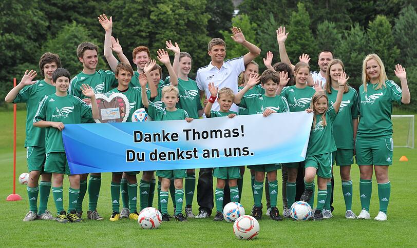 Der Fußball-Nationalspieler Thomas Müller wird als Botschafter in den nächsten Jahren das Jugendprojekt &bdquo;YoungWings&ldquo; unterstützen.