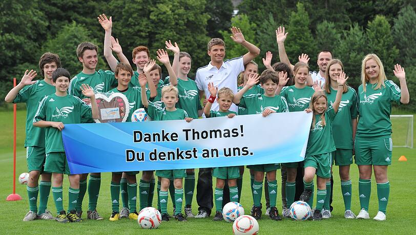 Der Fußball-Nationalspieler Thomas Müller wird als Botschafter in den nächsten Jahren das Jugendprojekt „YoungWings“ unterstützen. Der Fußball-Nationalspieler Thomas Müller wird als Botschafter in den nächsten Jahren das Jugendprojekt „YoungWings“ unterstützen.
