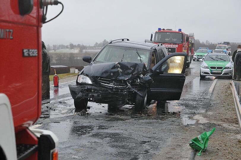 Ein Mercedes-Geländewagen steht am Donnerstag (05.01.2012) nach einem tödlichen Verkehrsunfall bei Weißenstadt im Landkreis Wunsiedel (Oberfranken) auf der Straße. Vermutlich wegen des starken Sturms ist ein Autofahrer am Donnerstag bei Weißenstadt (Landkreis Wunsiedel) in den Gegenverkehr geraten und hat einen tödlichen Unfall verursacht. Der Mann sei frontal mit dem Wagen einer 43 Jahre alten Frau zusammengestoßen, die bei dem Unfall ums Leben gekommen sei, sagte eine Polizeisprecherin.