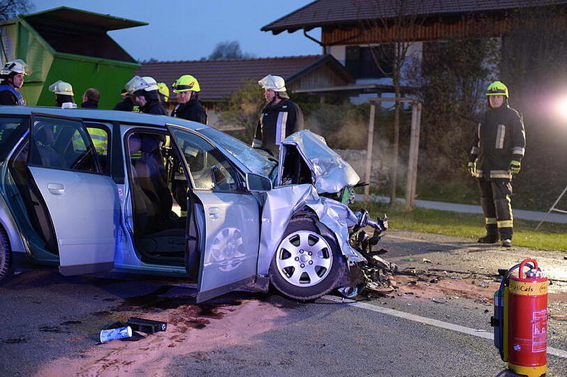 Ein Audi-Fahrer geriet auf der Bundesstraße bei Marquartstein auf die Gegenfahrbahn. Es kam zum Frontalzusammenstoß.