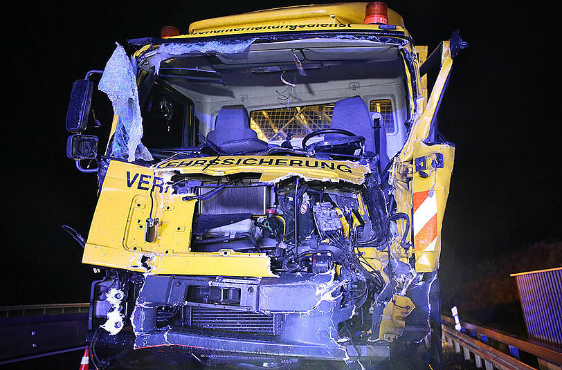 Bei seinem Crash in eine Baustelle hinterließ ein Lkw eine Schneise der Verwüstung. Die Bilder.