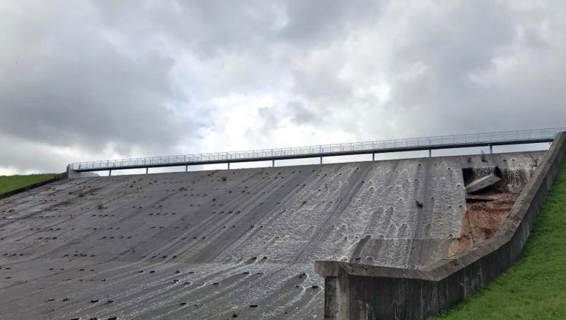 Der beschädigte Staudamm am Toddbrook Reservoir nahe Whaley Bridge. Der beschädigte Staudamm am Toddbrook Reservoir nahe Whaley Bridge.
