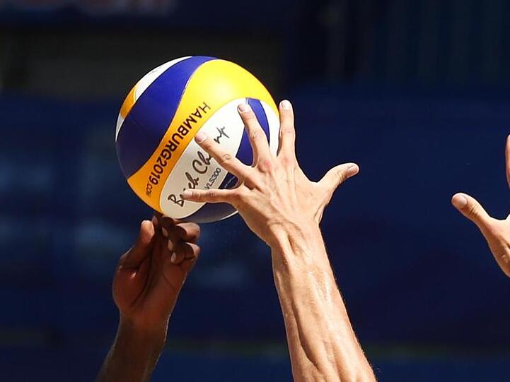 Ein Volleyball fliegt durch die Luft. Foto: Christian Charisius/dpa/Archivbild