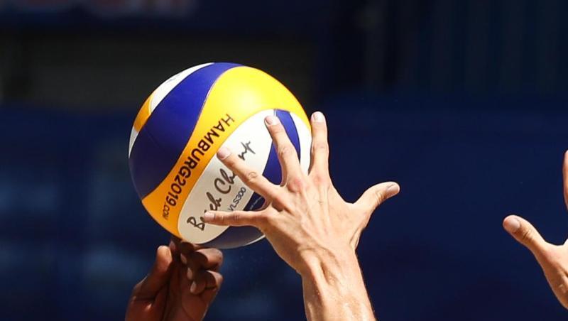 Ein Volleyball fliegt durch die Luft. Foto: Christian Charisius/dpa/Archivbild