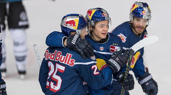 Andrew Ebbett und John-Jason Peterka bejubeln das 9:2 imOlympiaeisstadion.