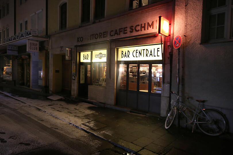 Auch in der Bar Centrale in der Ledererstraße brennt schon Licht.