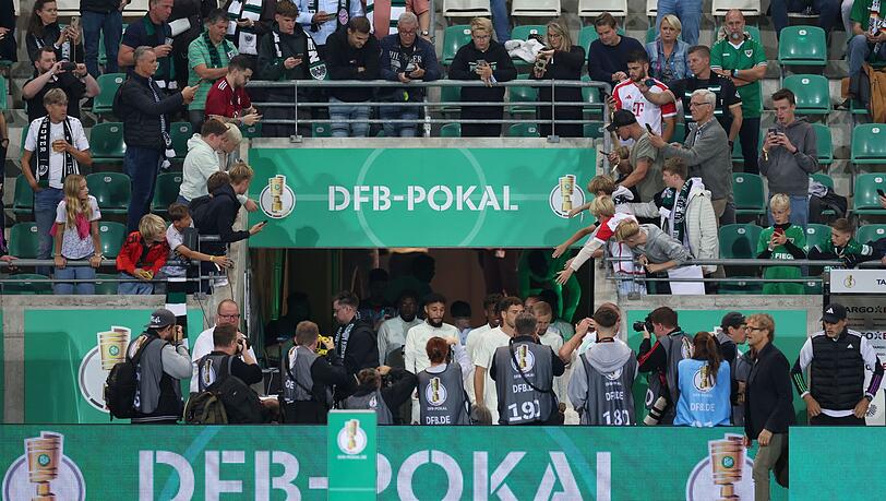 Münchens Spieler kommen auf das Spielfeld.