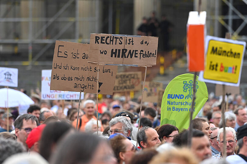 Tausende Menschen haben am Samstag auf dem Königsplatz in München gegen rechts demonstriert.