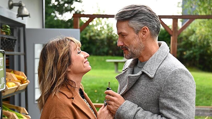 "Alles was zählt": Daniela (Berrit Arnold) und Henning (Stefan Bockelmann) kündigen sich gegenseitig vorfreudig Überraschungen an.