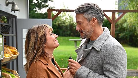 "Alles was zählt": Daniela (Berrit Arnold) und Henning (Stefan Bockelmann) kündigen sich gegenseitig vorfreudig Überraschungen an.
