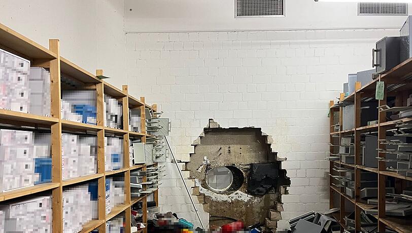 Zahlreiche Unterlagen liegen auf dem Boden des Tresorraums.