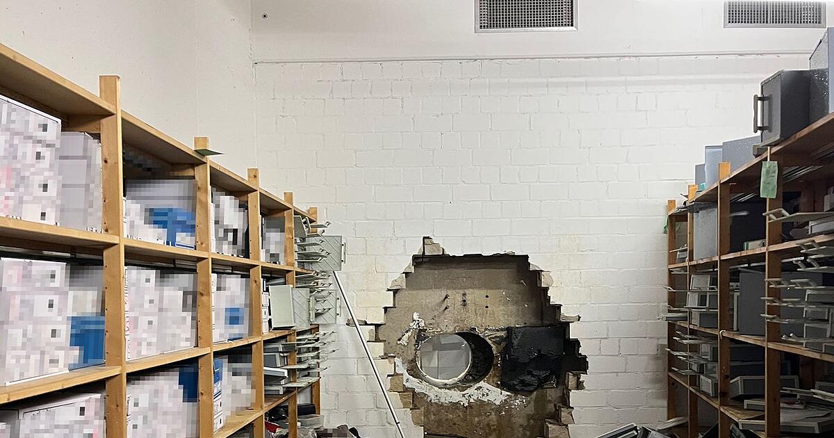 Unbekannte-steigen-durch-gro-es-Loch-in-Tresorraum