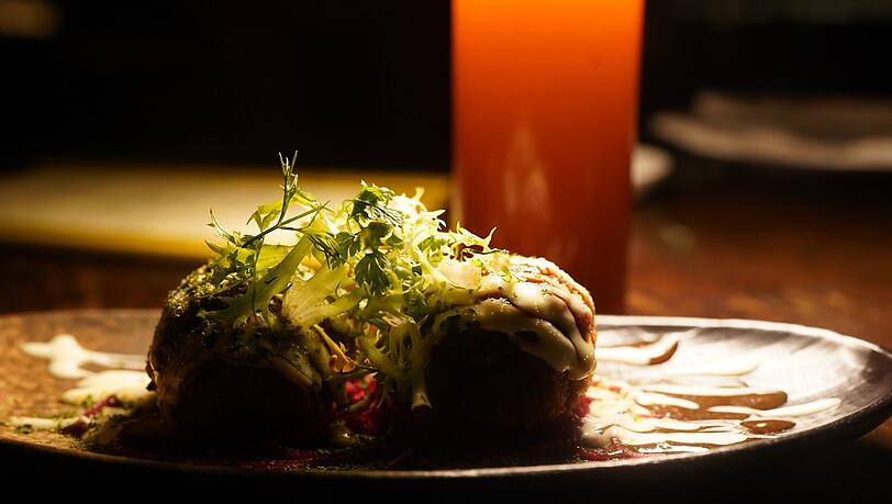 Erster Gang: Wagyudangos, Tonkatsumayo, Salatspitzen.