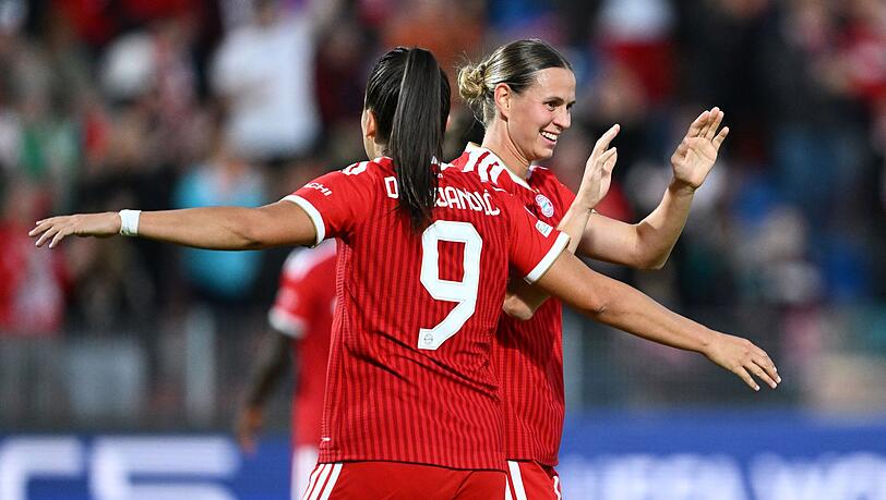Nationalst&uuml;rmerin Klara B&uuml;hl (r.): Wichtiges 1:0 bei Benfica Lissabon. (Archivbild)