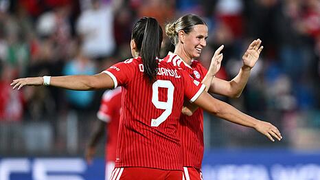 Nationalst&uuml;rmerin Klara B&uuml;hl (r.): Wichtiges 1:0 bei Benfica Lissabon. (Archivbild)