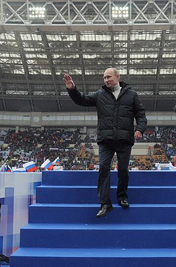 Zehntausende demonstrieren in Moskau für Putin: Bei den Wahlen am 4. März will er sich für eine dritte Amtszeit zum Präsidenten wählen lassen. Zwar bestehen kaum Zweifel an seinem Wahlsieg, doch erstmals seit seinem Aufstieg an die Staatsspitze im Jahr 2000 sieht er sich seit einigen Monaten mit einer breiten Oppositionsbewegung konfrontiert.