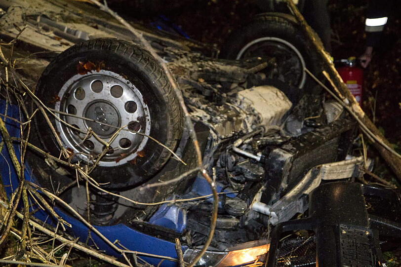 Zuerst krachte das Auto gegen einen Baum, dann überschlug es sich.