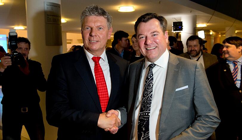 Münchner Oberbürgermeisterkandidaten unter sich: Dieter Reiter (l, SPD) und Josef Schmid (CSU) schütteln sich nach der ersten Hochrechnung zur Wahl die Hände.