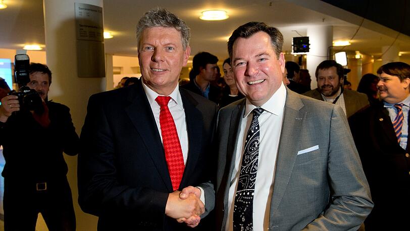 Münchner Oberbürgermeisterkandidaten unter sich: Dieter Reiter (l, SPD) und Josef Schmid (CSU) schütteln sich nach der ersten Hochrechnung zur Wahl die Hände. Münchner Oberbürgermeisterkandidaten unter sich: Dieter Reiter (l, SPD) und Josef Schmid (CSU) schütteln sich nach der ersten Hochrechnung zur Wahl die Hände.