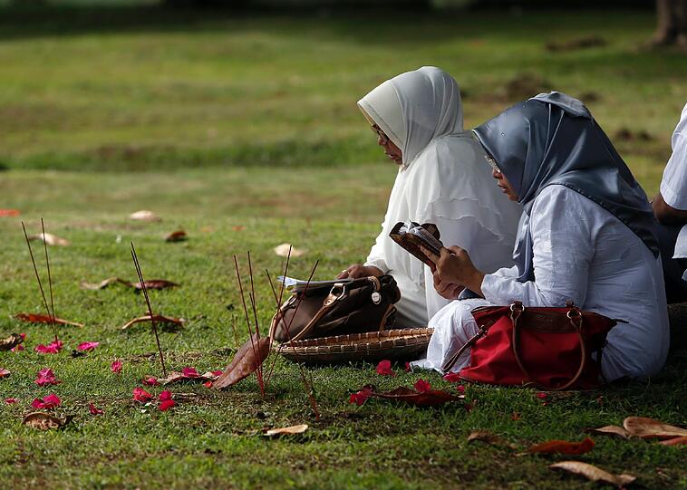 Zehn Jahre später gedenken Angehörige der Tsunami-Opfer in Indonesien