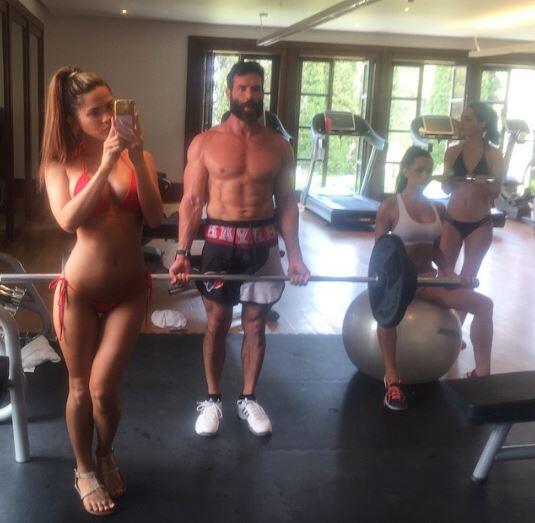 Luxuskarren, Waffen und viel, viel nackte Haut - diese drei Dinge bestimmen das Leben von Instagram-Playboy Dan Bilzerian.