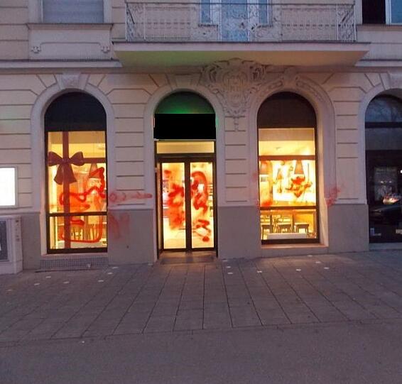 Auch in der Ungersbergerstraße, am Max-Weber-Platz und Am Harras wurden die Filialen beschmiert.