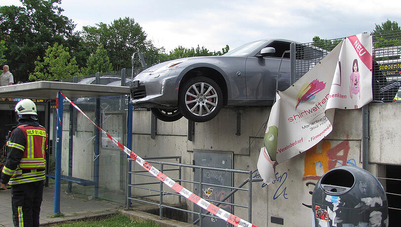 Parkdeck in Hildesheim, wo ein PKW nach einem mißglückten Parkmanöwer den Zaun durchbrach und abzustürzen droht. Der Fahrer des Fahrzeugs konnte unverletzt aus dem Wagen befreit werden.