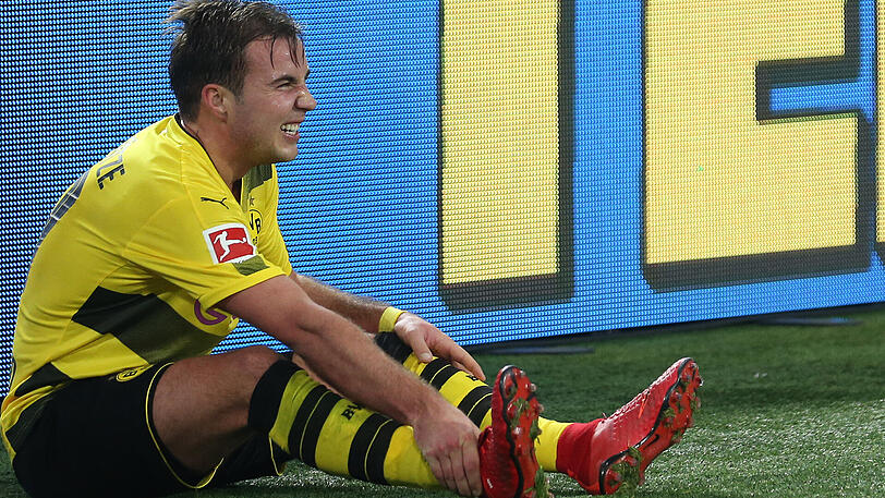 Mario Götze verletzt sich im Derby gegen Schalke 04 am Sprunggelenk.