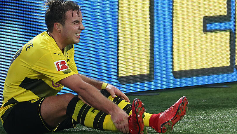 Mario Götze verletzt sich im Derby gegen Schalke 04 am Sprunggelenk. Mario Götze verletzt sich im Derby gegen Schalke 04 am Sprunggelenk.