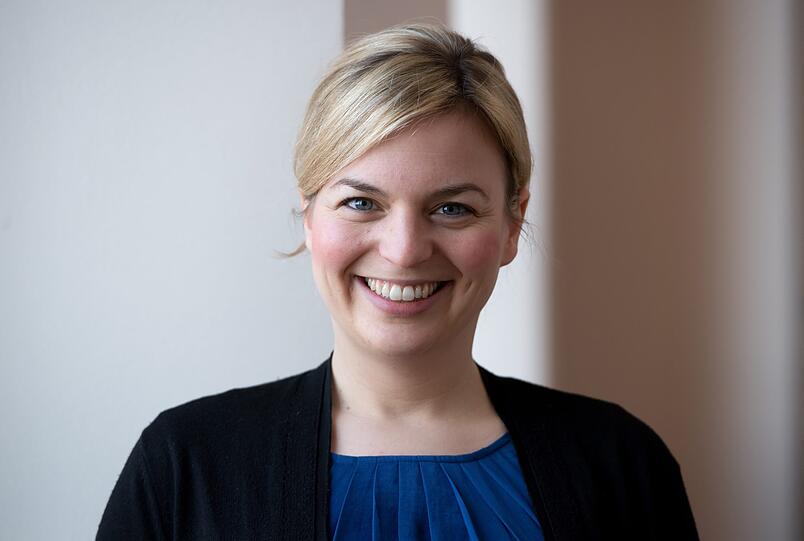 Stimmkreis 104 München-Milbertshofen - Katharina Schulze (Grüne): Wende in Milbertshofen! Katharina Schulze siegte überraschend mit 35,5 Prozent gegen Ruth Waldmann (SPD, 13,8 Prozent), die 2013 das Direktmandat geholt hatte. Tina Pickert, CSU: 20,8 Prozent.