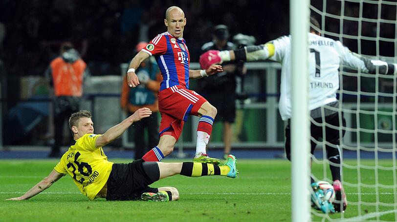Arjen Robben überwindet Roman Weidenfeller im Pokalfinale 2014.