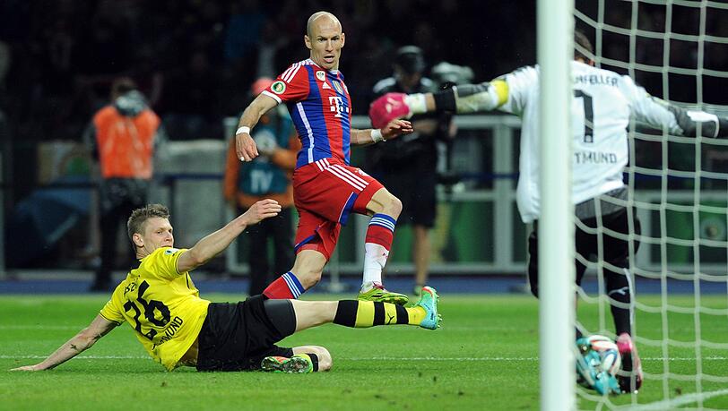 Arjen Robben überwindet Roman Weidenfeller im Pokalfinale 2014. Arjen Robben überwindet Roman Weidenfeller im Pokalfinale 2014.