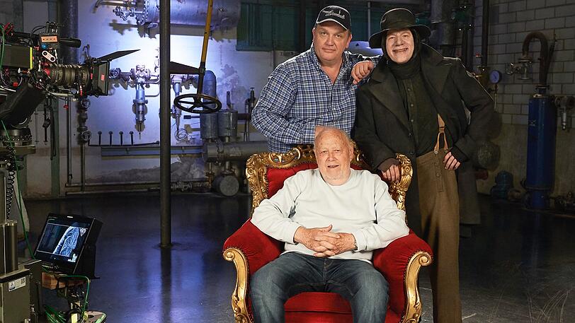 Sein letztes Werk: Joseph Vilsmaier mit Hape Kerkeling (links) und Bully Herbig (rechts) am Set von "Der Boandlkramer und die ewige Liebe" (kommt am 5. November ins Kino).