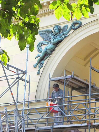 Am Tor zum Hofgarten beobachtet AZ-Leser Djordje Matkovic am Dienstag die letzten Arbeiten, bevor das Baugerüst wegkommt.