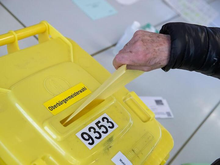 Ein Wähler steht in einem Wahllokal bei der Stimmabgabe an der Wahlurne. Foto: Daniel Karmann/dpa