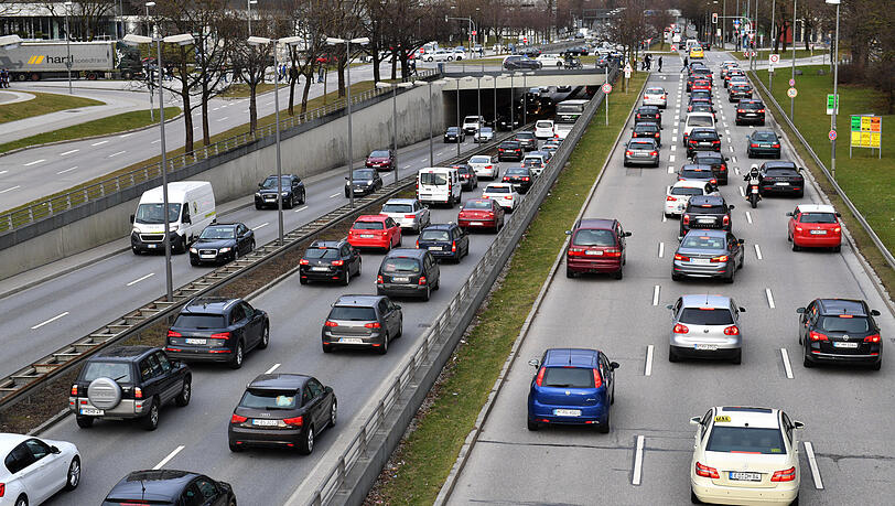 Viel Verkehr auf dem Mittleren Ring - das ist Alltag in München. Wie sich das ändern könnte, darüber diskutieren Experten und Politik. Viel Verkehr auf dem Mittleren Ring - das ist Alltag in München. Wie sich das ändern könnte, darüber diskutieren Experten und Politik.