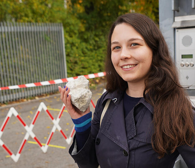 Studentin Charlotte Laabs (23): "Ich habe mir drei Steine vom Kamin des Heizkraftwerks ausgesucht und dafür zehn Euro gespendet. Von meinem Wohnzimmer aus habe ich immer das Heizkraftwerk gesehen. Schade, dass es weg muss. Es fehlt dann ein Stück Heimat. Dennoch muss es natürlich weitergehen."