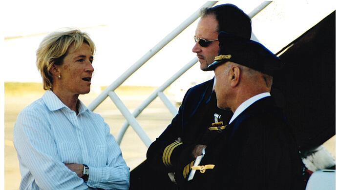 Wie geht es weiter? Edith Ludwig spricht mit den Kapitänen des Flugzeugs.