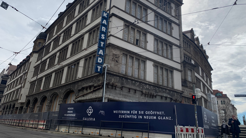 "Weiterhin für Sie geöffnet", wirbt Signa groß auf seinen Baustellenzäunen am früheren Traditionskaufhaus am Hauptbahnhof - doch dieses Versprechen gilt nicht mehr.