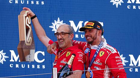 Lewis Hamilton (r) und sein Renningenieur Carlo Santo haben den Ferrari-Aufschwung organisiert.