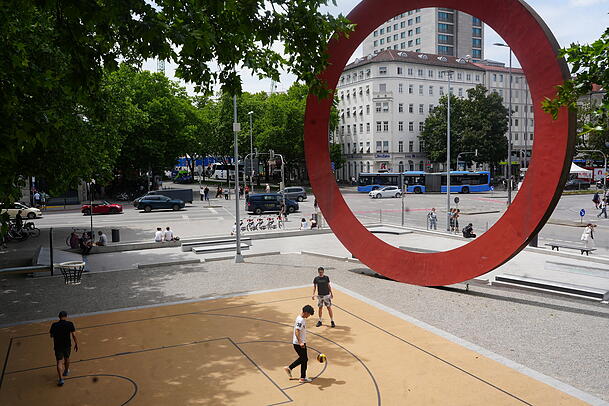 Unter dem roten Ring am Karl-Stützel-Platz sind die Trinker verschwunden, hier spielen Jugendliche inzwischen regelmäßig Basketball. Unter dem roten Ring am Karl-Stützel-Platz sind die Trinker verschwunden, hier spielen Jugendliche inzwischen regelmäßig Basketball.