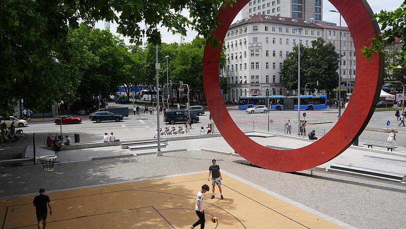 Unter dem roten Ring am Karl-Stützel-Platz sind die Trinker verschwunden, hier spielen Jugendliche inzwischen regelmäßig Basketball. Unter dem roten Ring am Karl-Stützel-Platz sind die Trinker verschwunden, hier spielen Jugendliche inzwischen regelmäßig Basketball.