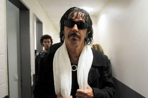 Kaum wiederzuerkennen: Hugo Egon Balder als Rockstar Bodo