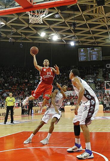 FC Bayern gegen die Phantoms Braunschweig: Die Promis zittern mit den Basketballern. Die Bilder