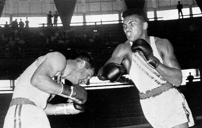Innerhalb weniger Jahre konnte Clay sämtliche nationale Amateurtitel erringen. Bei den Olympischen Spielen 1960 gewann er mit 18 Jahren in Rom die olympische Goldmedaille im Halbschwergewicht. Das Bild zeigt ihn im Kampf gegen den Australier Tony Madigan. Der Olympiasieg war der Startschuss für seine Profikarriere.